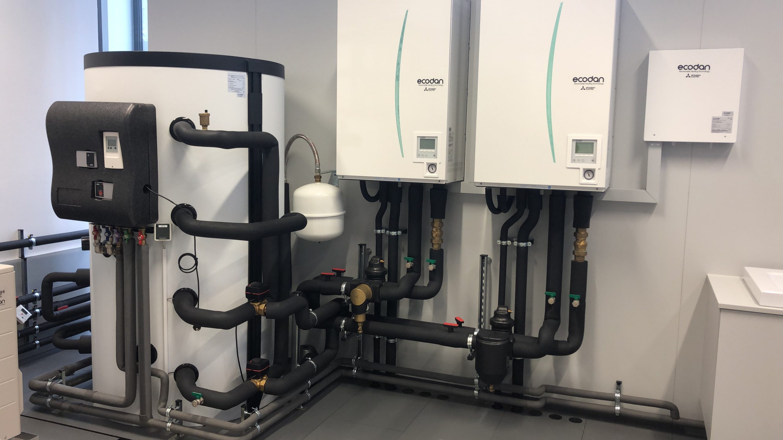 Installierte Wärmepumpe mit Pufferspeicher von Benner in Coburg