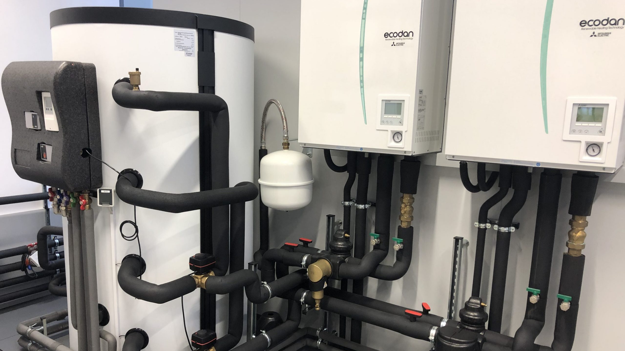 Sauber installierte Wärmepumpentechnik von Benner im Raum Coburg